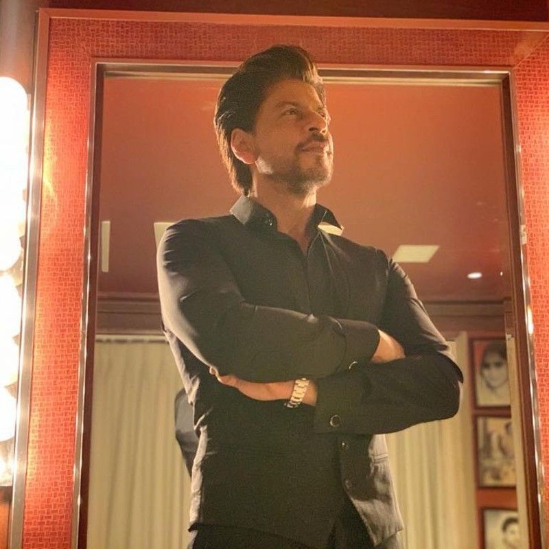 Shah Rukh Khan Wins Hearts With His Witty Replies To Fans Tweets