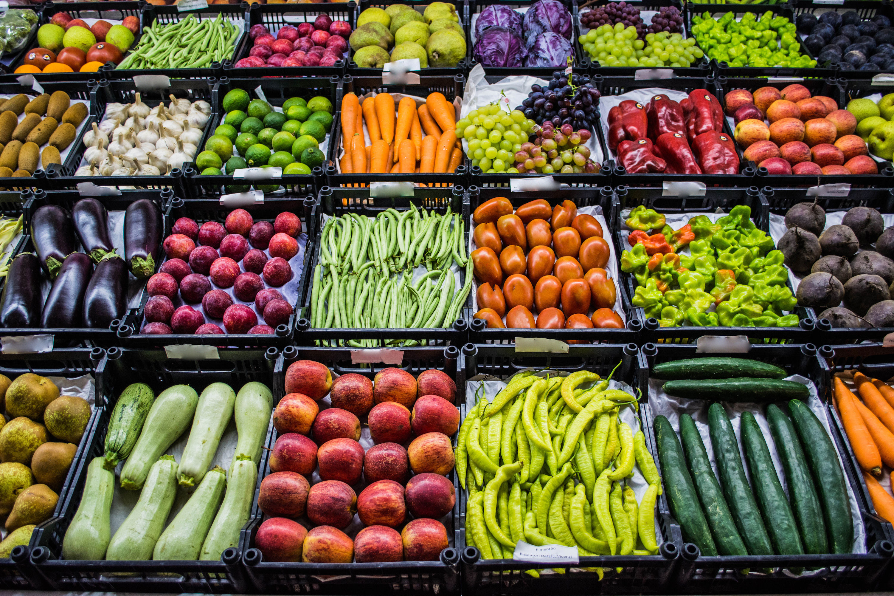 Рынок свежих овощей. Овощи на прилавке. Ассортимент фруктов и овощей. Выкладка овощей и фруктов. Прилавок с фруктами.