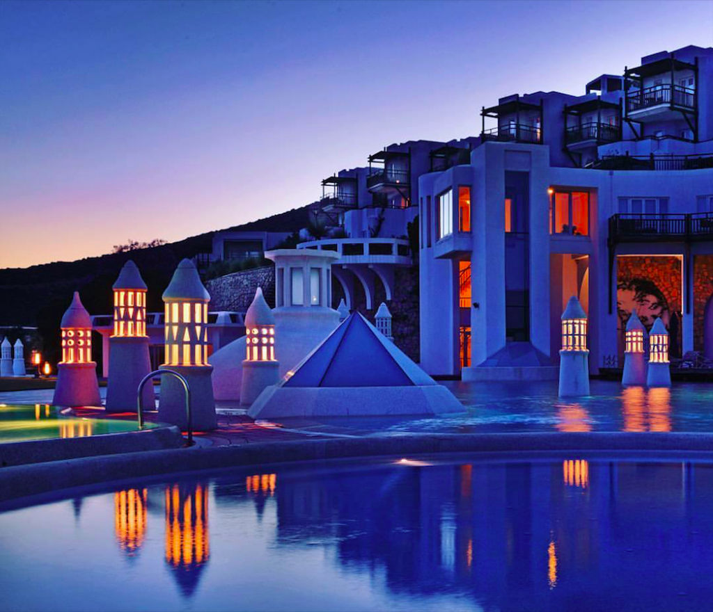 The Cheat Sheet: Christmas cakes, embellished party heels, and hotels in Turkey