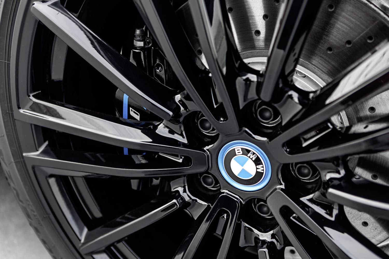 The new BMW i8 Roadster has all you need in an electrified convertible ...