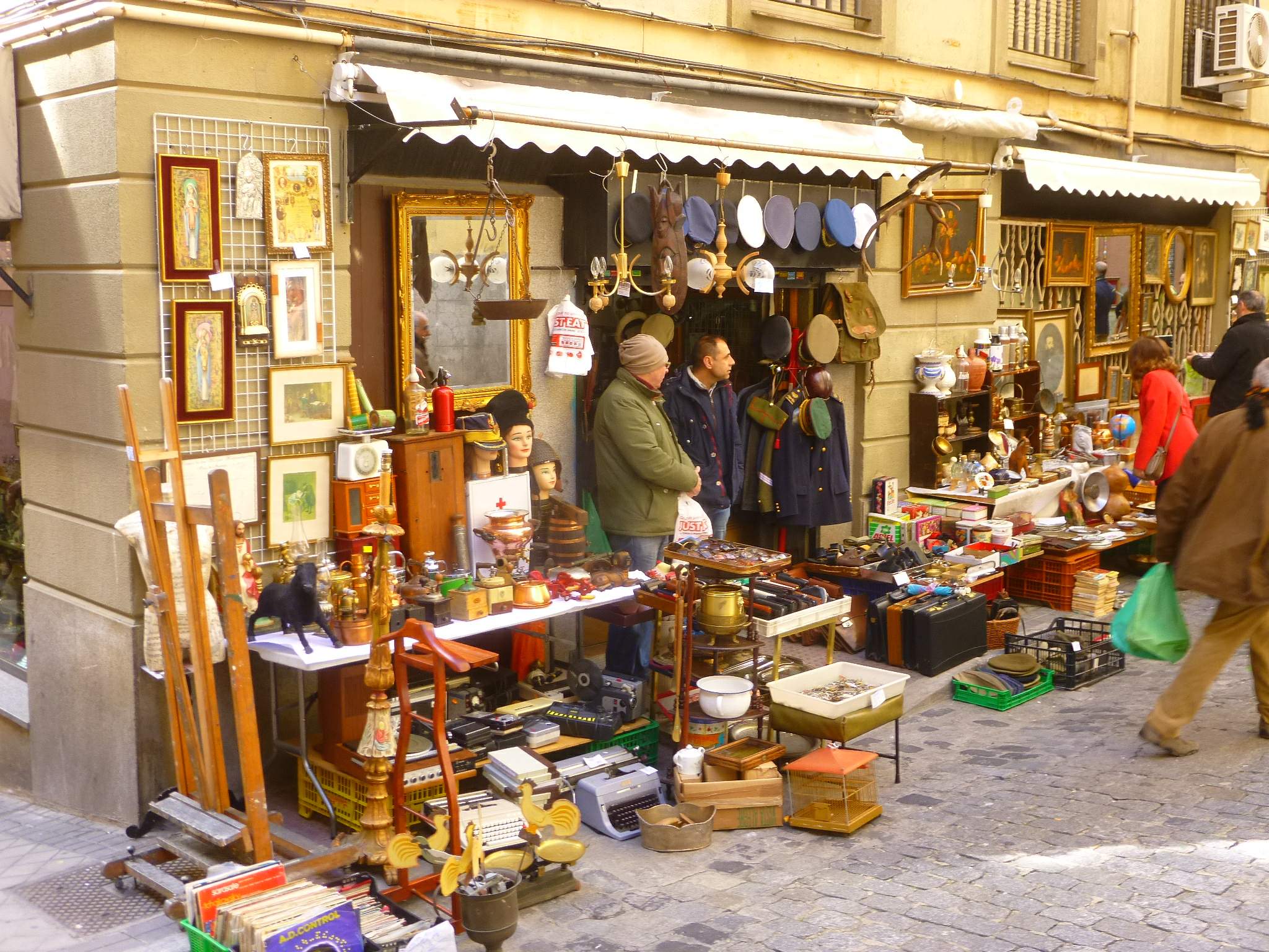 World&#8217;s best vintage markets to source for precious antiques