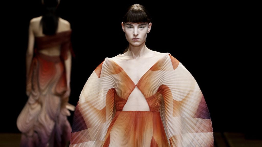 The mythological dreamscape of Iris van Herpen’s “Shift Souls” collection
