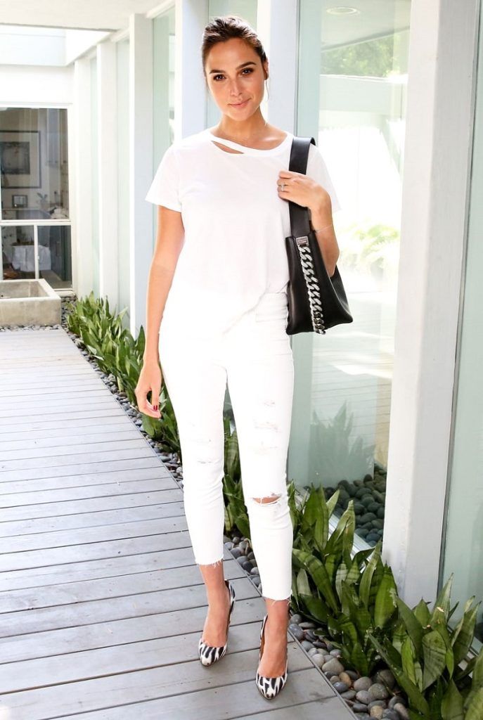 Here's why the white T-shirt is an essential basic item for your