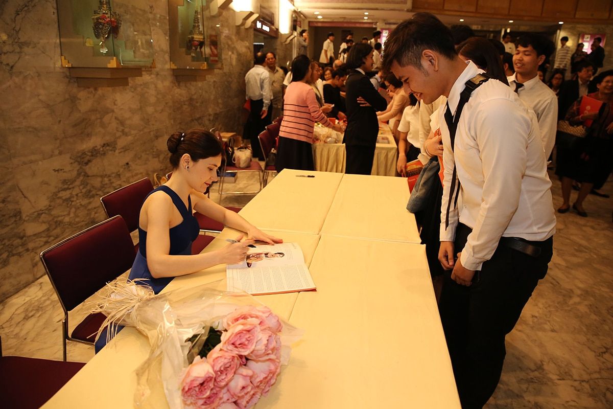 Fanny Clamagirand signing autographs for her fans