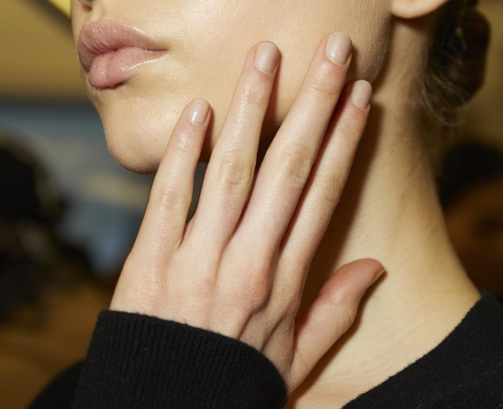 5 common mistakes most people make while doing their nails
