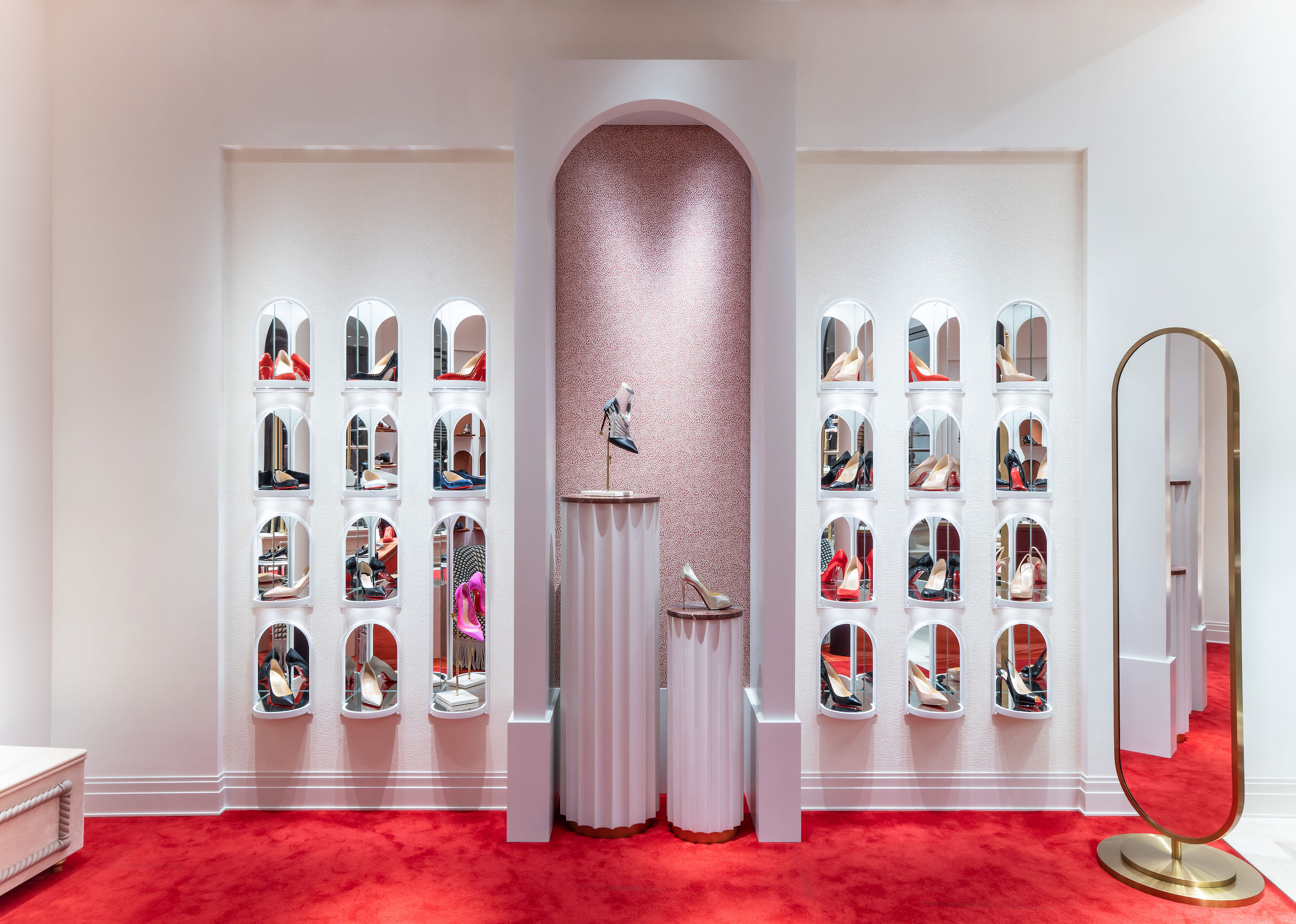 Boutique opening. Бутик Christian louboutin. Louboutin бутик. Фото бутик Кристиан лабутен. Boutique open close.