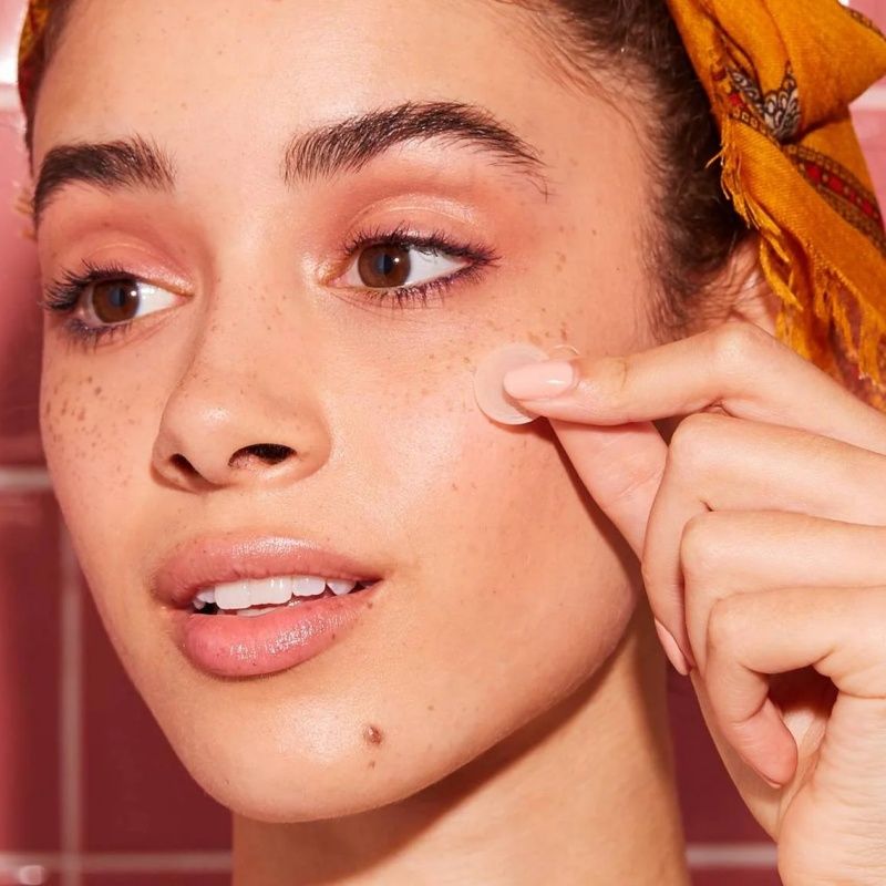 Jerawat? Ini 9 kegunaan acne patch dan cara pakai yang betul untuk atasinya segera