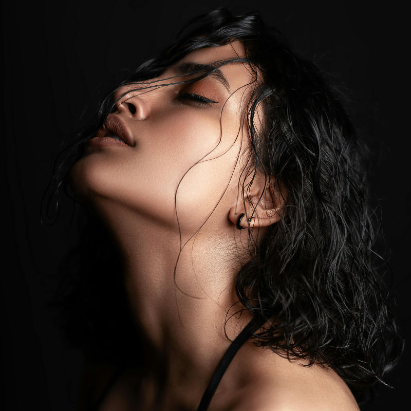 Minyak kastor boleh jadi perapi rambut yang bagus, rambut jadi lebat dan berkilat!