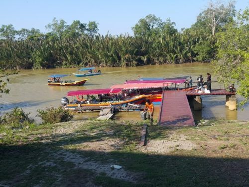 Pantai Penarik banyak tarikan di sekitarnya, ini tarikan dan keistimewaanya