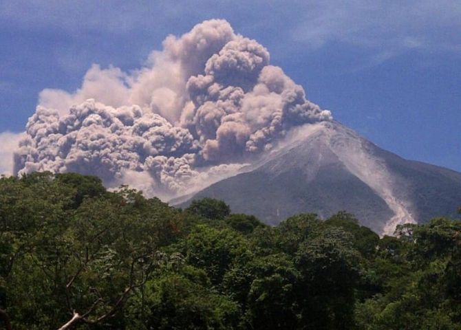 Gunung Berapi Meletus Ketika Melancong? Ikuti 5 Tindakan Pantas Ini!