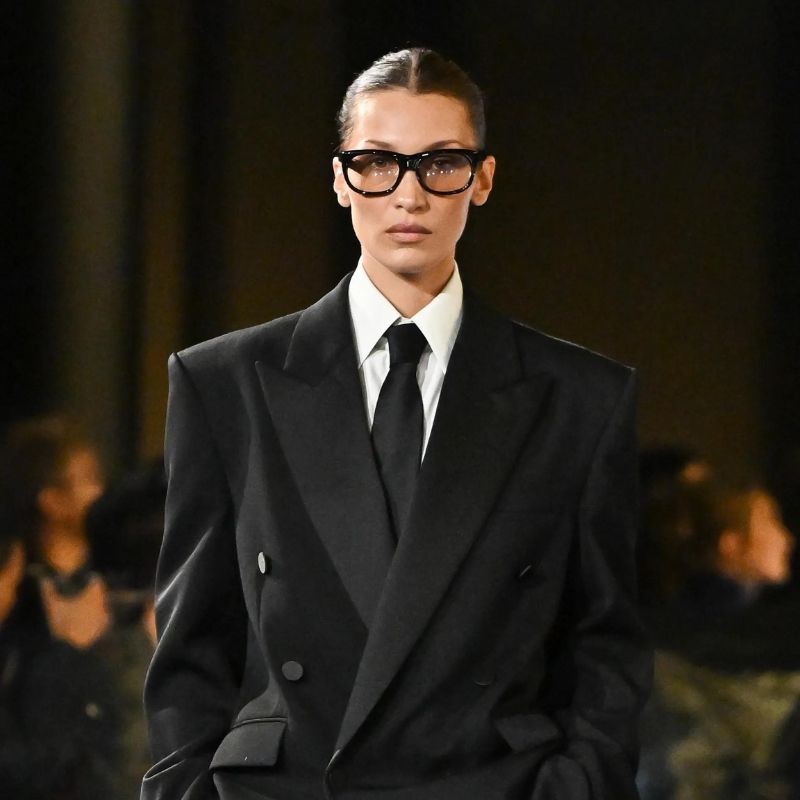 Bawa imej ‘Office Siren’, Bella Hadid kembali ke pentas peragaan setelah 2 tahun