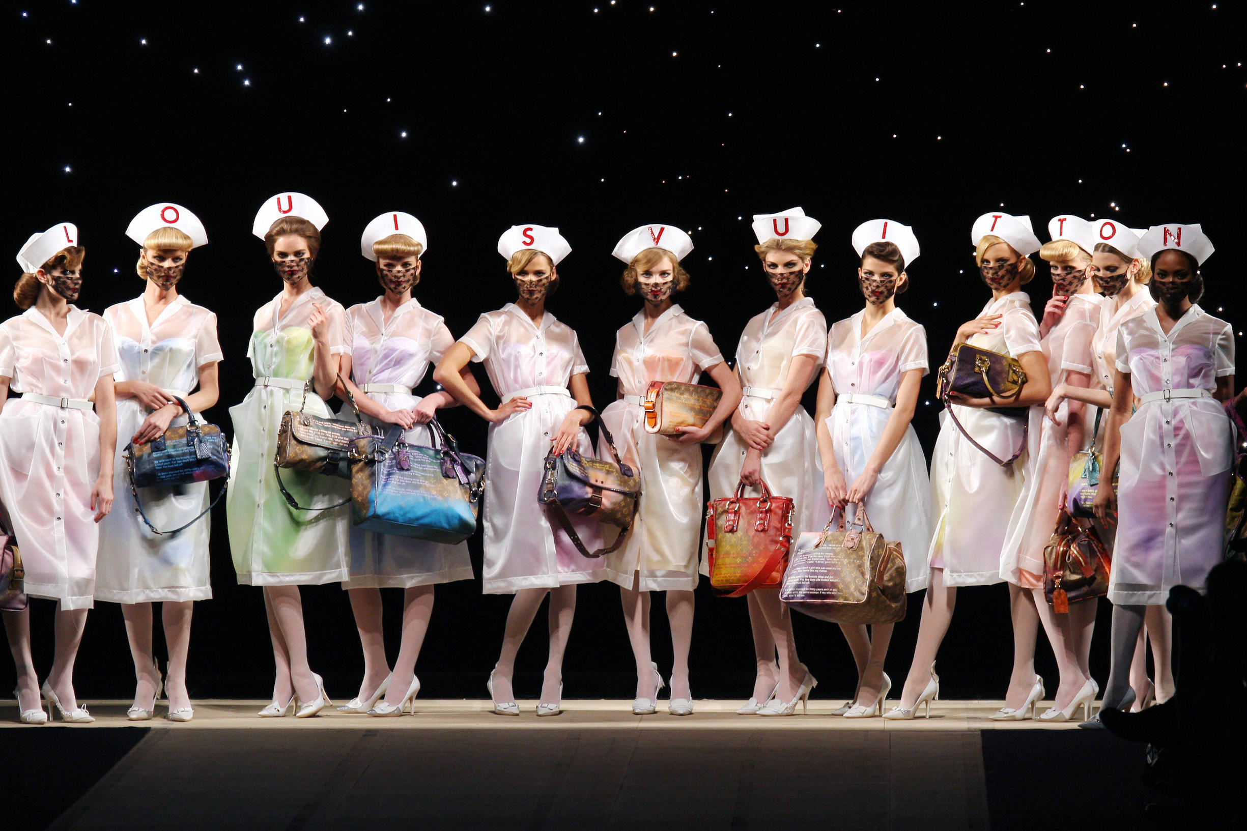 Epic Louis Vuitton SS 2008 show by #marcjacobs featuring a dozen