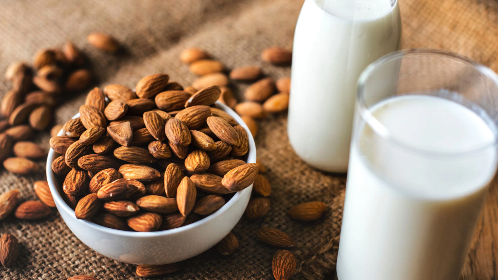 A complete guide to choosing plant-based milk alternatives