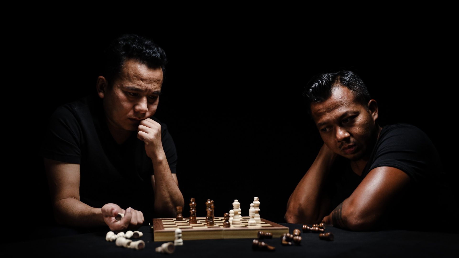 Image of cristiano ronaldo playing chess with obama