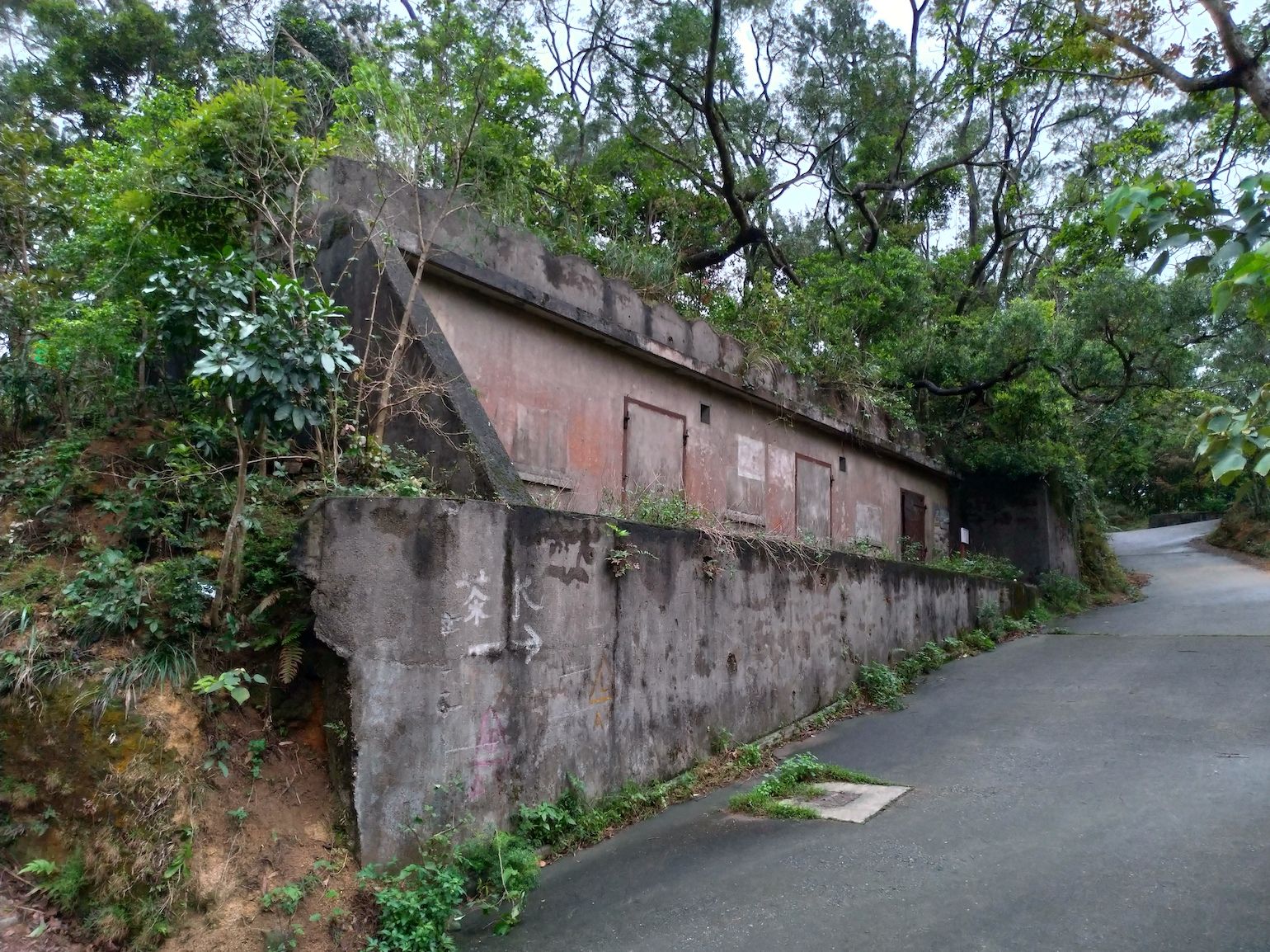 Wong Nai Chung Gap Trail, Wong Nai Chung Historial Trail, anti-aircraft gun ammunition magazines, historical trail