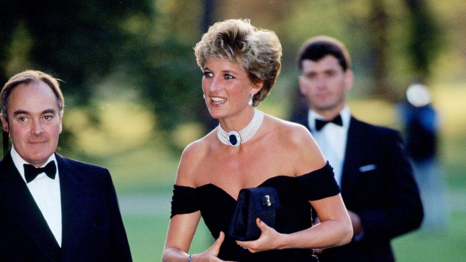 Revenge dress': Princess Diana restyled Queen Mother's brooch after  Charles' affair | Express.co.uk