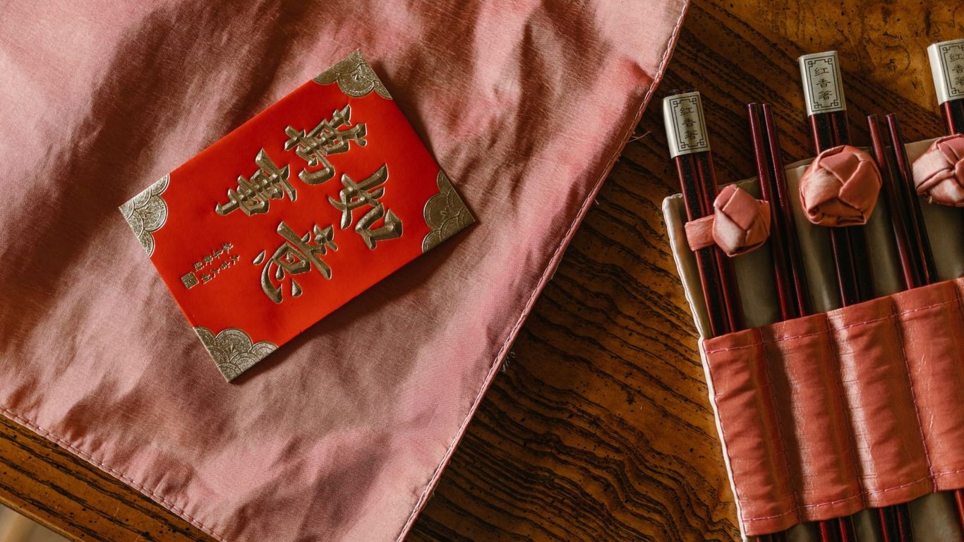 How to give and receive lai see red packets during Chinese New Year