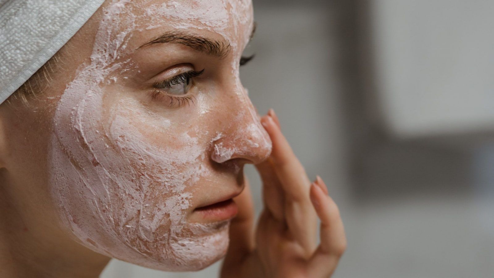 6 best face scrubs for dry skin to achieve a renewed glow