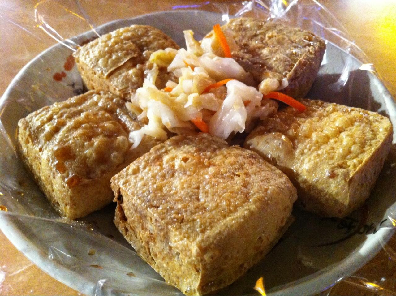 Тофу юньнань. Changsha stinky tofu. Чоу тофу. Тухлый тофу. Чоу тофу.