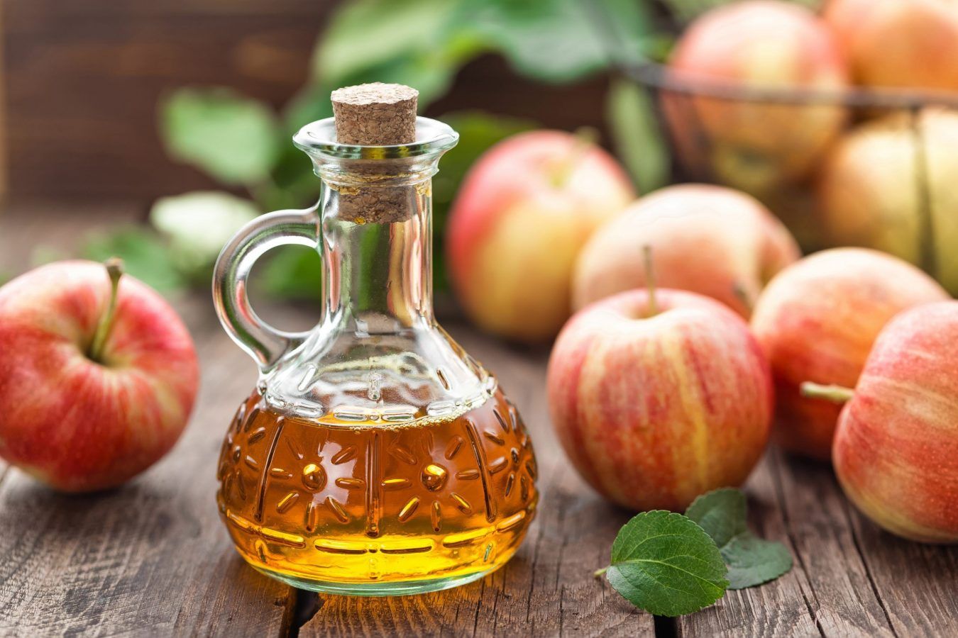 Apple cider vinegar: The benefits and uses of the beauty elixir on skin