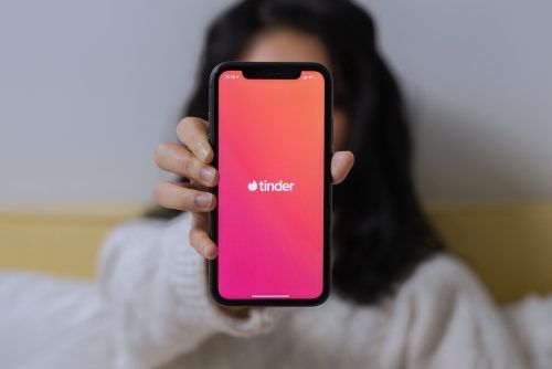 Tinder vs Bumble: Weighing the pros and cons of dating apps
