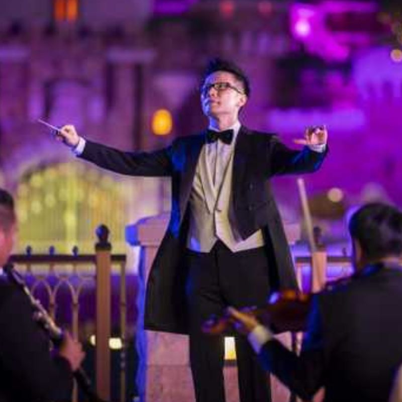 A live in concert at Hong Kong Disneyland will make your Christmas magical