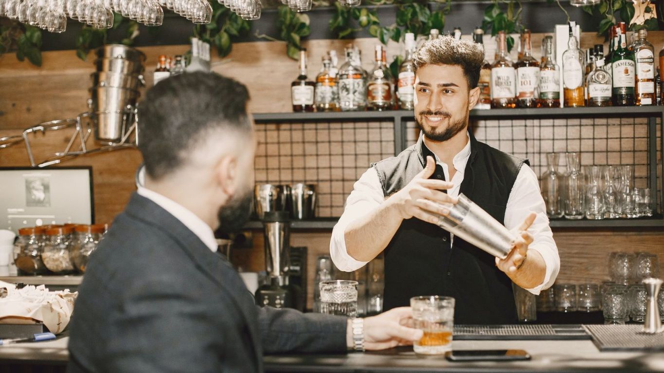 Cocktail bar etiquette Elegant tips and tricks you ought to know