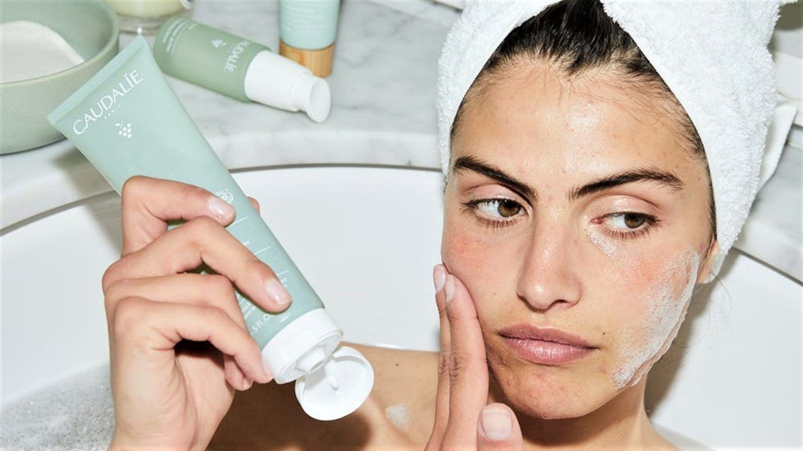 Get a clean and clear skin with the best face wash for pimples