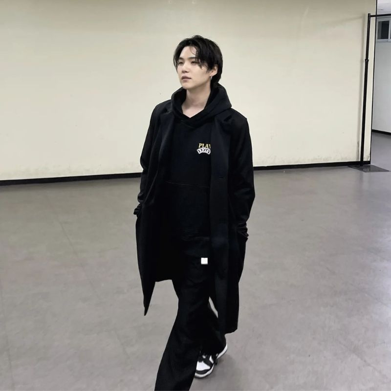 suga pics on X: yoongi's all black airport fashion   / X
