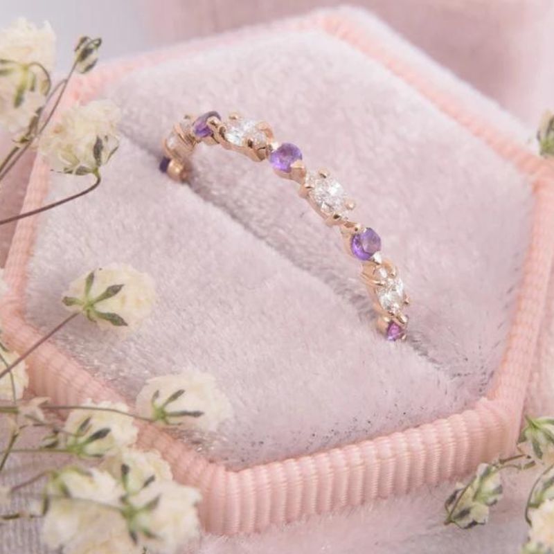 Женское обручальное кольцо из розового золота с фиолетовым аметистом огранки «маркиз»