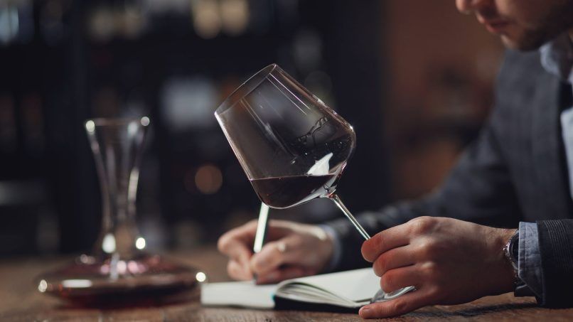 Как держать бокал с вином