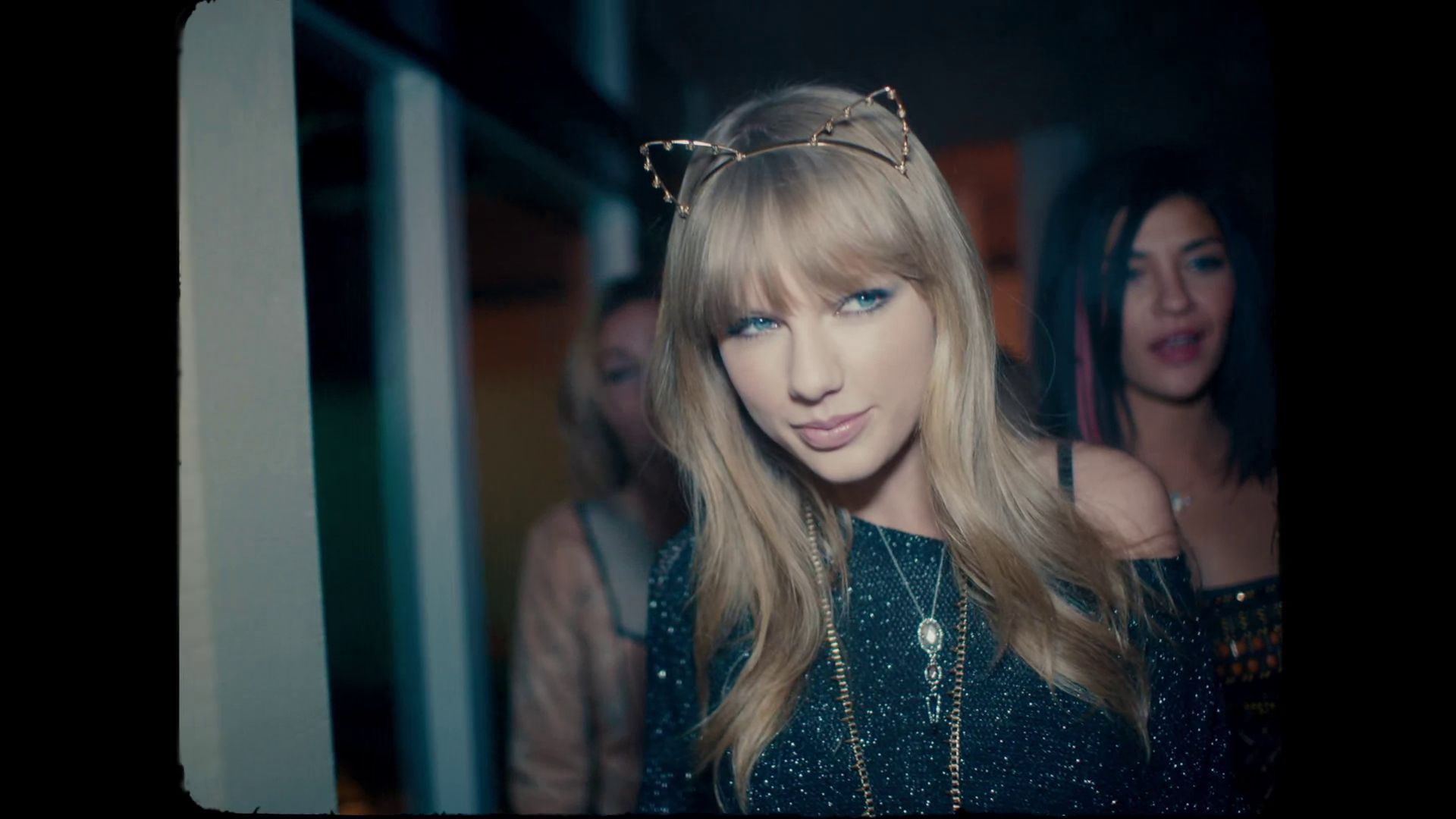 Behind Taylor Swift's dazzling make-up looks in her new 'Bejeweled' music  video