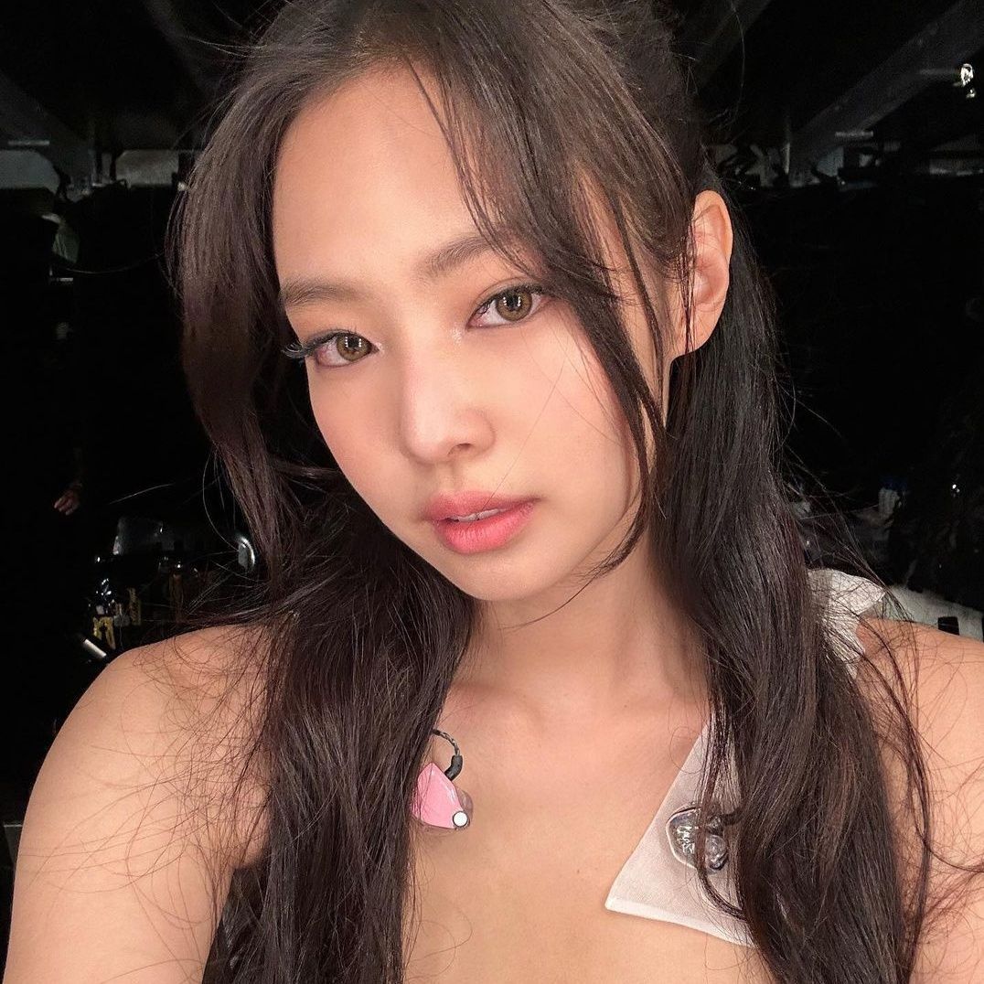 A comprehensive guide to styling accessories Like BLACKPINK’s Jennie 