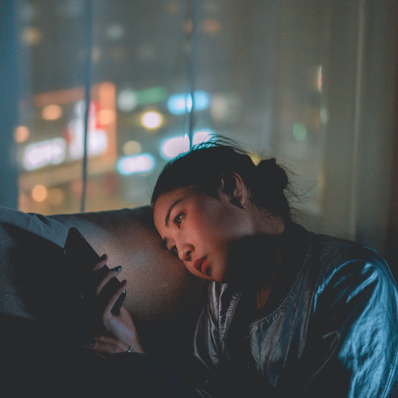 Glow vs. Glare: The impact of screen time on your skin