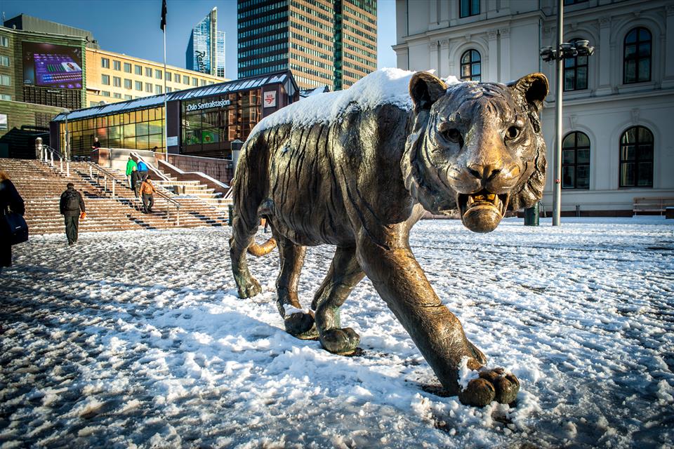 Tiger statue at Oslo station