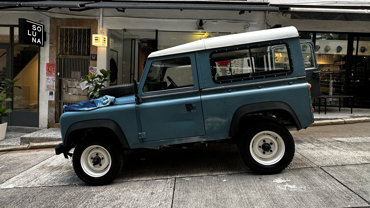 LSA Whips: Kenji Wong drives a “Boro” Land Rover Defender 90