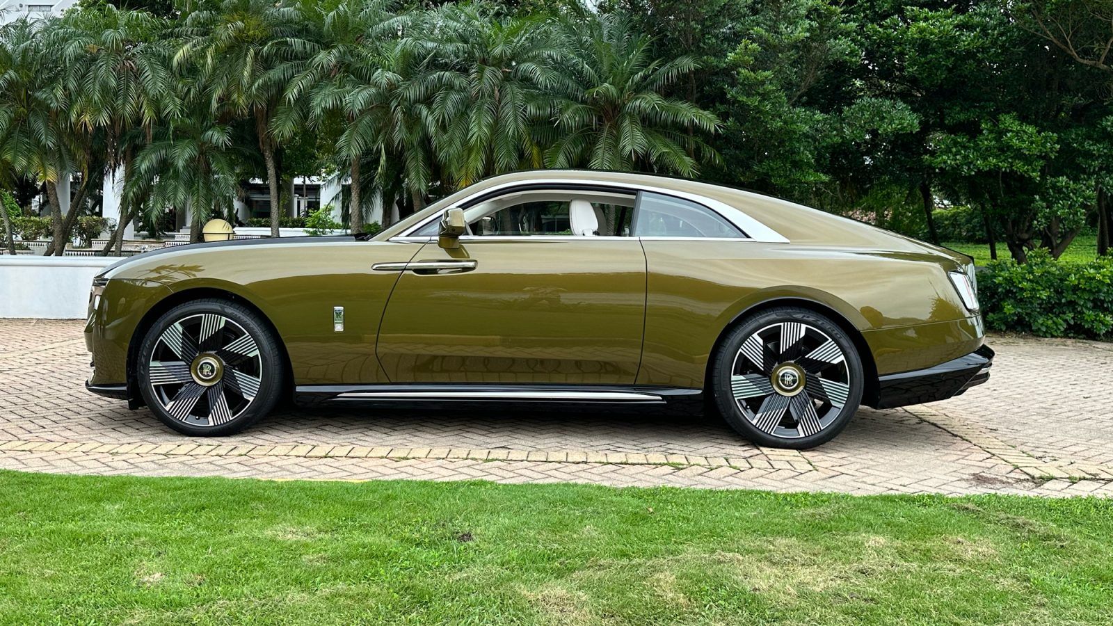 LSA Whips: ASMR with the 2024 Rolls-Royce Spectre