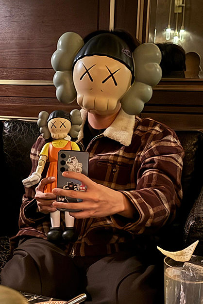 イカゲーム KAWS ヨンヒ人形 Young-Hee Vinyl Figure KAWS | 'Squid Game: Young-Hee' (monotone) (2025) | Artsy
