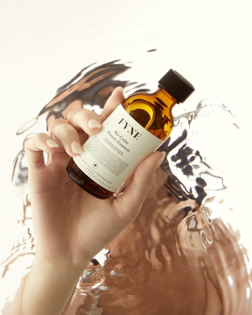фотография руки, держащей флакончик Fyne Essence, одного из популярных тайских косметических брендов на рынке