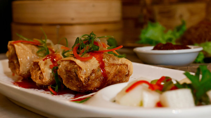 Узнайте скрытый смысл спринг-роллов, одного из самых популярных блюд китайского Нового года.