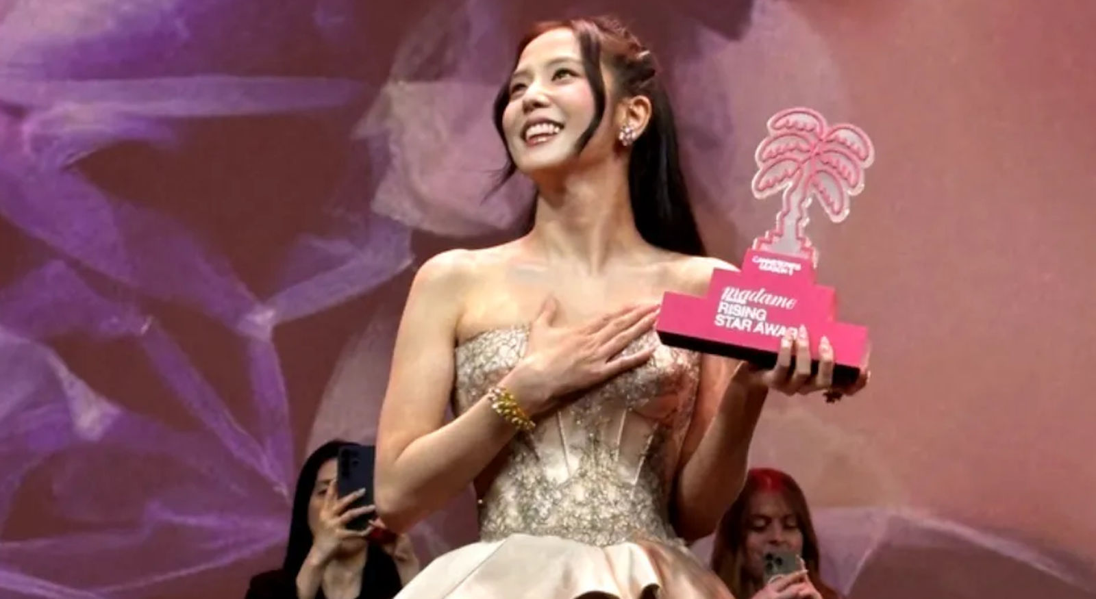 Blackpink s Jisoo Receives The Rising Star Award At The Canneseries blackpink-s-jisoo-receives-the-rising-star-award-at-the-canneseries