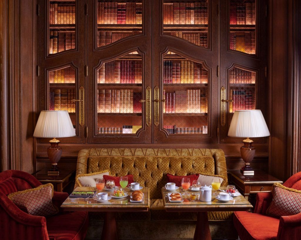Dinner like at the Ritz Paris: tableware from the iconic hotel is going up for auction