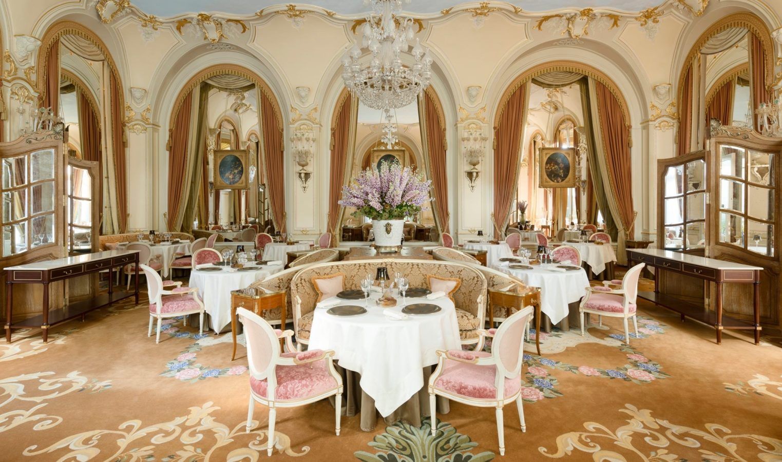Dinner like at the Ritz Paris: tableware from the iconic hotel is going up for auction