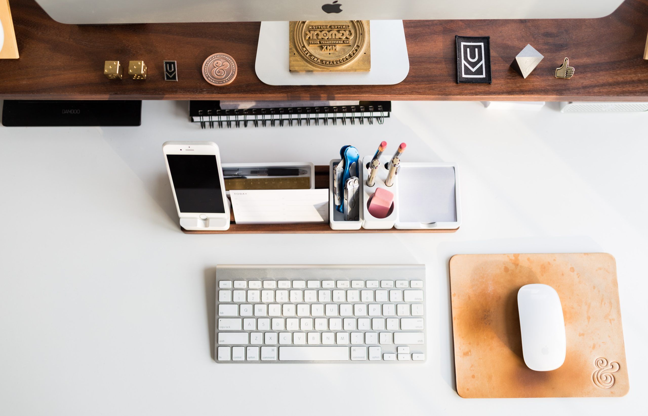 How to feng shui your office desk and make more money