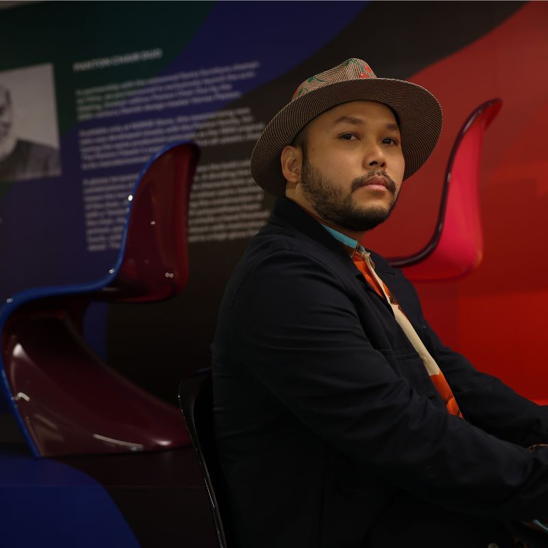 Saran Yen Paya: colours, fools, and the chair