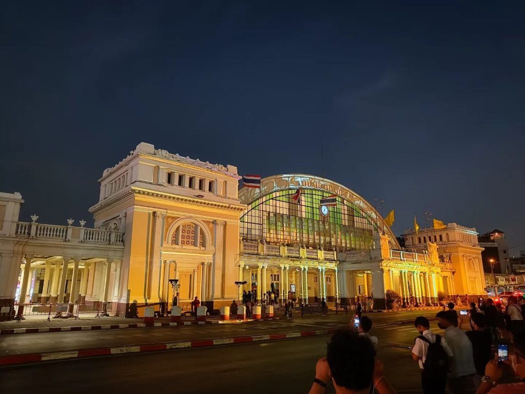 ‘Unfolding Bangkok’ is putting on a light show at Hua Lampong station this whole week