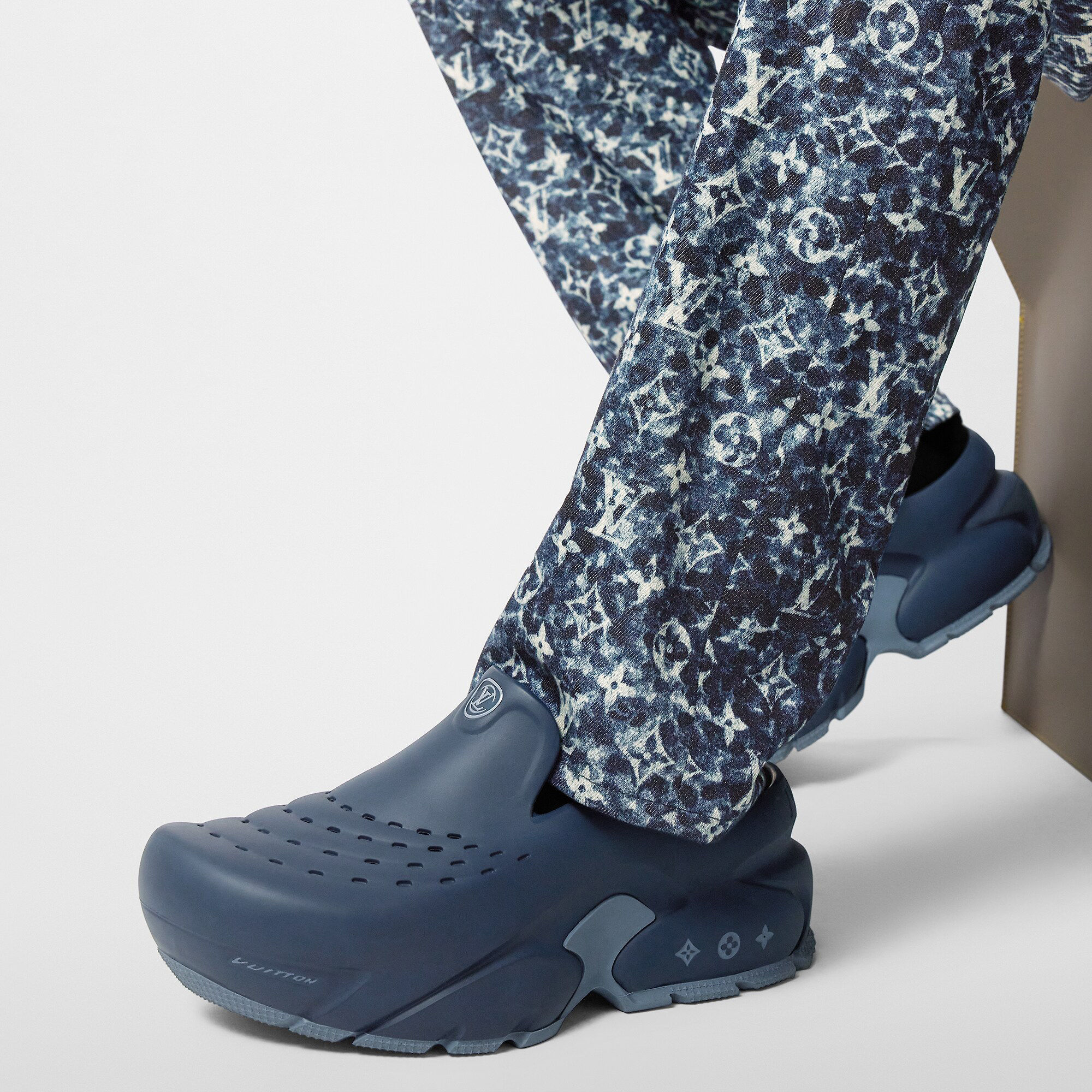 Original Louis Vuitton Men'S SS 2023 Shark Foam Clogs Sandal in