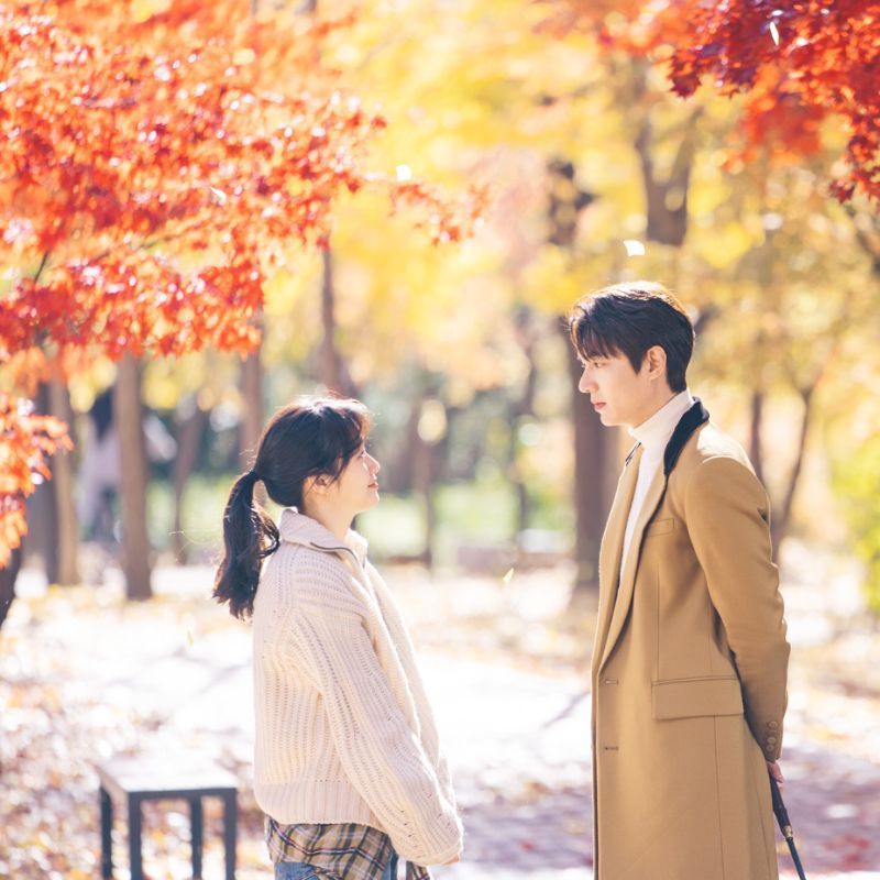 Romantic K-dramas set in autumn to cosy up with a warm drink in hand