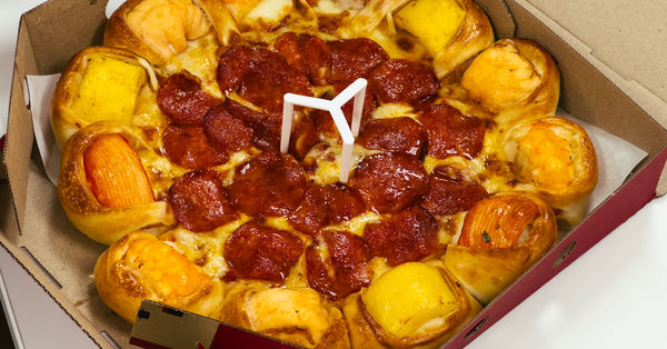 We tried the Pizza Hut sushi pizza here in Thailand so you don’t have to