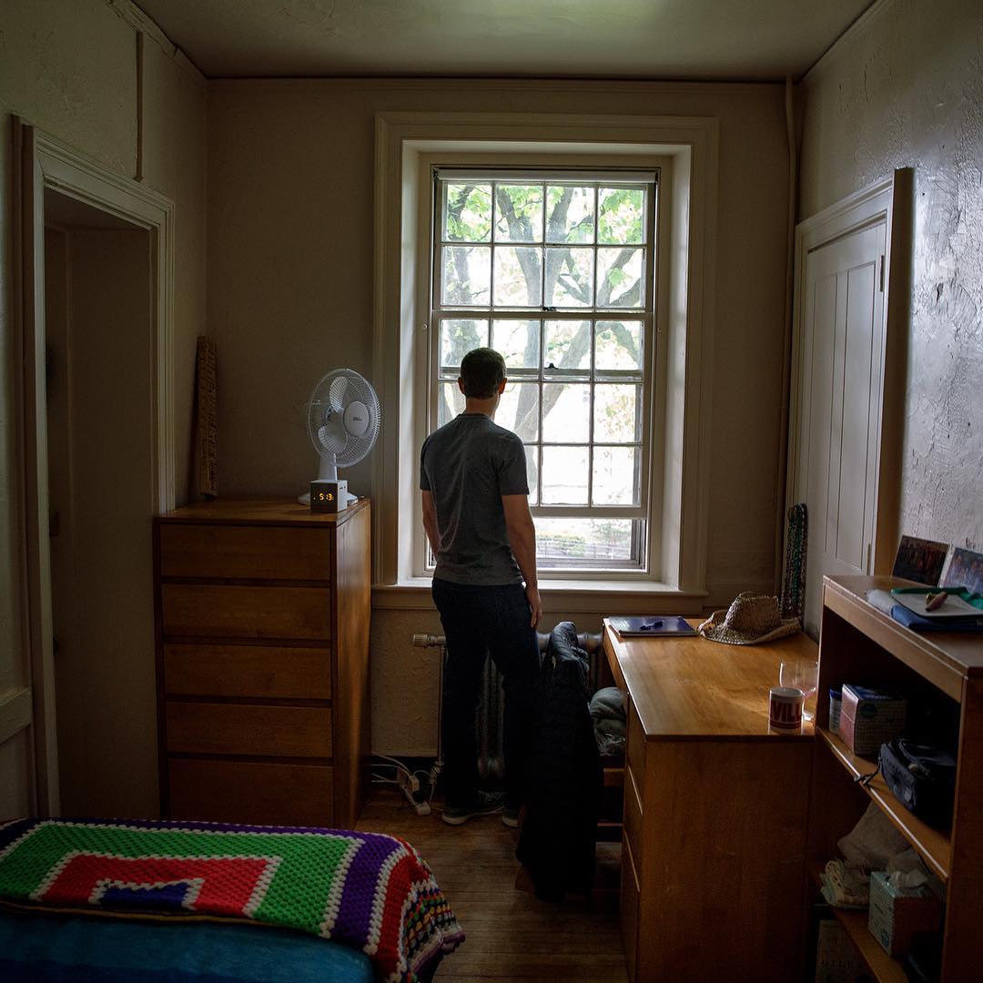 Mark Zuckerberg visits his old dorm room at Harvard